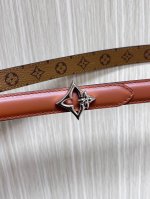 2.0宽，当季新款，双面腰带一面进口牛皮，另一面进口帆布印花，搭配精品四心口，做工精细，实物实拍，是女神的必备之一。