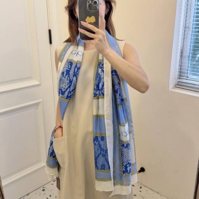 新款上市新款新丝缎长巾真心美的让人心动 上身效果简直美翻了 品质非常完美 整个丝巾给人大牌丝巾气场的同时又非常精致，绝对值得入手的新款精致女人名媛气质者，上非常