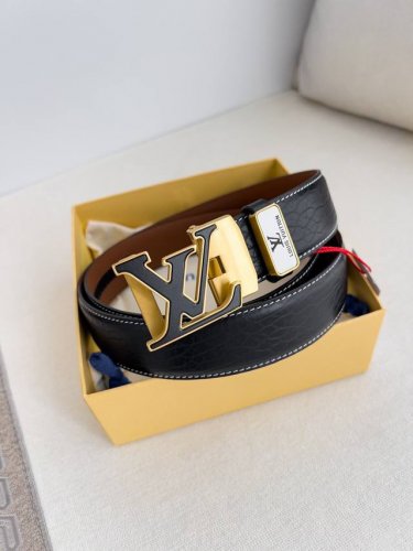 品名：Lv..路易..威登 腰带原单自动带 皮带 型号：自动扣，纯钢材质自动扣，头层牛皮自动带身，实物拍摄材料：百分百头层牛皮，保证真皮。24K纯钢扣，永不掉色