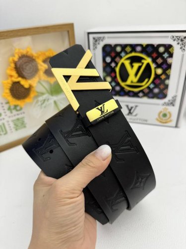 品名：Lv..路易..威登原单 材质：原单牛皮腰带 百分百头层牛皮腰带保证真皮，24K纯钢扣，专柜原单品质、做工精细，时尚大牌，送人自用首选 包装： 请认准如图