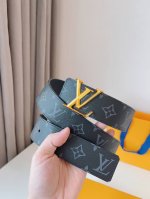 特 Lv 这款经典而又魅力恒久的腰带外型宽大，带扣和牛仔装相得益彰，彰显一派休闲气息。易搭配各类服饰；经典不过时。宽度：40Mm