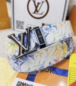 皮带：Lv..路易..顶级原单复刻. 腰带：百分百头层牛皮，保证真皮。双层菱形渐变色设计.24K纯钢扣涂鸦彩绘图案艺术双面可用专柜同等质量， 送人自用首选 包装