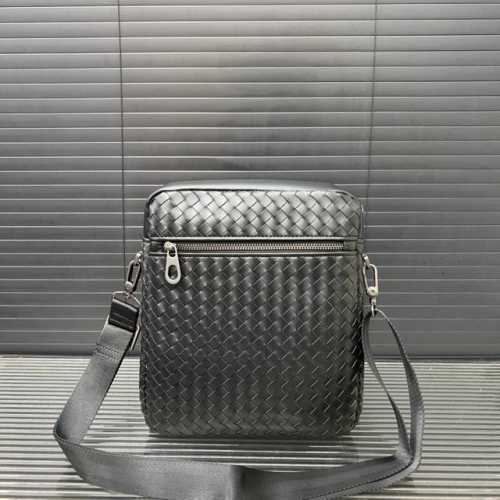 Bottega Veneta 葆蝶家 手工编织男士单肩包 斜挎包 经典百搭 实物拍摄 原厂原版面料 配送防尘袋 24 X 26 Cm。