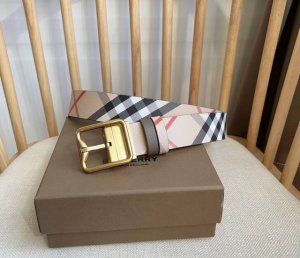 特 Burberry 巴宝莉专柜同步上新双面两用腰带 于意大利工坊精制而成 搭配镀钯金B字型扣环 一面装饰Burberry格纹 另一面为粒纹小牛皮材质 宽:3.