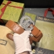 古奇 宽4.0Cm 新款 原单 每一季，品牌标识都会吐故纳新，于经典之中融入新意。在这款绗缝皮革腰带上，经典Gg标识以亮眼之姿生动呈现，与双G造型配件相得益彰。