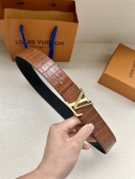 特 本款腰带4.0宽:Lv Pyramide 腰带焕新加入路易威登稀有皮革配饰系列。鳄鱼皮革呈现雍容纹理，Lv Pyramide 搭扣闪耀金属光泽。
