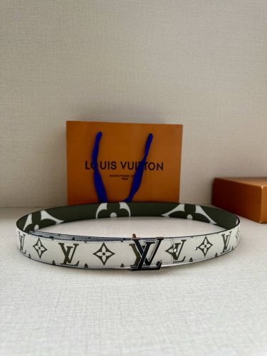 特 本款3.0宽lv Iconic 双面腰带将两式经典融于一处。Monogram 印花瞩目放大，与焕新 Monogram Giant 系列相得益彰；Monogr