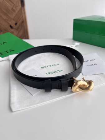 Bv 2025最新款女士平面腰带 双面意大利小牛皮搭配绳结设计微复古金色搭扣 配双皮环 皮带宽度2Cm 颜色: 黑色 - 点击图像关闭