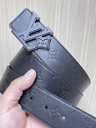 4.0宽，当季新款，双面牛皮，一面平纹压花，一面平纹底，搭配精品烤漆黑花朵扣头，时尚，美观大方。