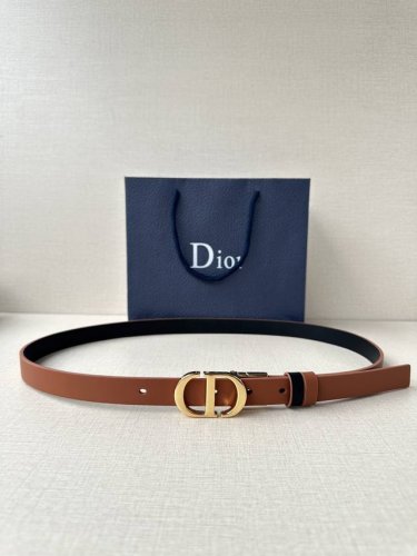 宽度2.0Cm Dior 这款 Montaigne 腰带从同名手袋汲取灵感 可翻面使用 以双面设计重新诠释经典 采用光滑牛皮革等材质精心制作 一面为深棕色色 另