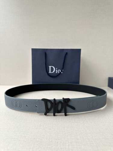 Dior 这款双面腰带结合典雅气质与摩登风范。双面均采用粒面牛皮革精心制作，一面为黑色，另一面多色可选 可搭配各式 35 毫米不锈钢腰带扣，更添精致，打造富有个