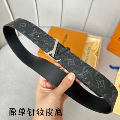 特 寬：40Mm 驢家新品 寬度40Mm 驢家Ss23早春新品腰帶系列 意大利原廠皮料 扣頭採用雙拼視覺效果工藝 全方位精打細磨 精密度厚金電鍍 雙面用