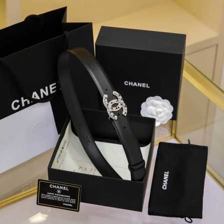 chanel 24S Cc 珍珠 水钻 白 与 黑 字母 Logo搭扣 黄铜金属小牛皮腰带 手感柔软 细腻 3.0Cm 码数75- - - 点击图像关闭