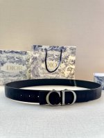 宽度3.5 Cm Dior 迪奥两面腰带款式迷人多样，采用多种材质精心打造，为各式廓形增添点睛之笔，彰显优雅醒目的气质。向迪奥钟爱的细节艺术致敬，彰显非凡的高雅