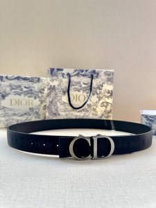 宽度3.5 Cm Dior 迪奥两面腰带款式迷人多样，采用多种材质精心打造，为各式廓形增添点睛之笔，彰显优雅醒目的气质。向迪奥钟爱的细节艺术致敬，彰显非凡的高雅