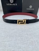 宽度3.5Cm Versace此款平纹小牛皮腰带饰有一枚几何形状的希腊回纹搭扣，可搭配正装或休闲装。