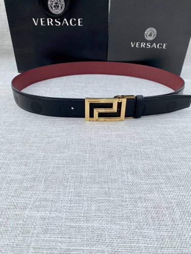 宽度3.5Cm Versace此款平纹小牛皮腰带饰有一枚几何形状的希腊回纹搭扣，可搭配正装或休闲装。