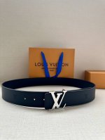 特 4.0宽 本款 Lv Initiales Blason 40 毫米双面腰带诠释创意总监 pharrell Williams 对品牌传统与摩登风尚的热忱。柔软