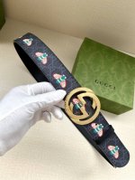 特 宽度4.0Cm Gucci 蜜蜂图案是Gucci动物王国中的标志性元素之一，在这款配饰中焕新演绎为卡通风格设计。这款腰带融合了经典蜜蜂元素和双G图案，突显品