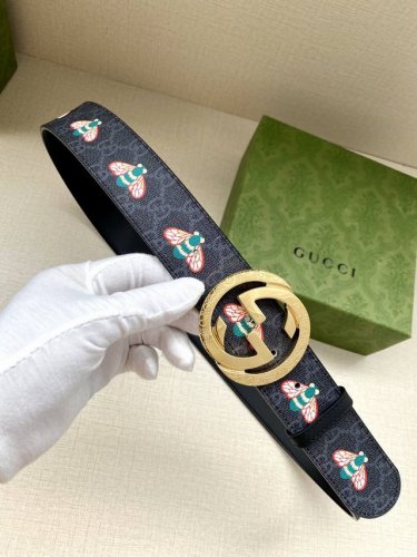 特 宽度4.0Cm Gucci 蜜蜂图案是Gucci动物王国中的标志性元素之一，在这款配饰中焕新演绎为卡通风格设计。这款腰带融合了经典蜜蜂元素和双G图案，突显品