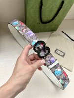 宽度3.8Cm Gucci Gg Marmont系列每一季都会推陈出新，为灵感源于70年代的标志性gg配件注入宠物现代精髓。这款gg Supreme帆布腰带反面