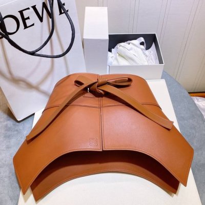 特 Loew E秋冬新款 外缝线窄版对比色缝线衿腰带 配有 L 字母组合手工细致精巧 具有浓厚浪漫、古雅情调的地中海文化色彩 .一款让衣服变成走秀款的腰封...