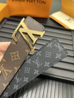 特 Lv Line 双面腰带采用两式格调分别演绎经典 Monogram 图案，并将创意巧思融入 Lv Line 搭扣。宽度4.0Cm