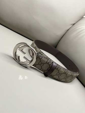 古驰 4.0Cm Gg 新款Supreme帆布是品牌的一款代表性面料，其灵感源自30年代的典藏设计。互扣式双G以钯金色调配件亮眼呈现，致敬品牌悠久传承。 - 点击图像关闭
