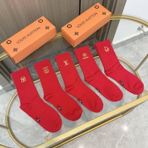 配包装 一盒五双 欧美大牌红红火火过年袜 官网同款字母刺绣中长款袜子！罗口刺绣品牌简称字母Ins装饰，专柜同步筒袜袜子，大牌出街，潮人必备超好搭