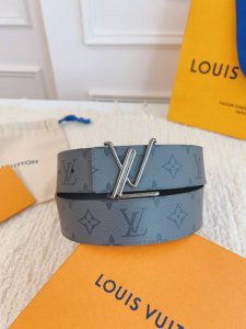 Lv 路易威登 带身宽度4.0Cm。商务休闲款精品真皮腰带 ，原单顶级品质，百搭爆款配饰 ，男士必备单品，节日礼品首选！ Lv Initiales 40Mm 毫