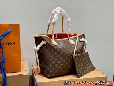 全套礼盒 Lv Neverfull 经典入门款老花购物袋！ 骨灰级产物！经典到无可复制！ 最最最经典畅销颜色！ 有质感！有味道！ 大家拿到后可以感受下！ 尺寸3