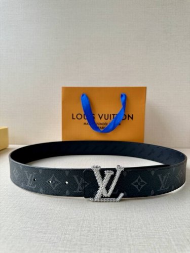 4.0宽Lv Initiales Studs 可逆皮带诱人地将House Dna与意想不到的繁荣相结合，立即使风格现代化。双面表带覆盖着全覆盖的签名印花，由饰有