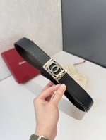 菲拉～格慕 Salvatore ～Ferragamo 是一家意大利奢侈品牌，以其高品质的皮革制品、鞋履和配饰而闻名。菲拉格慕的腰带是其经典产品之一，通常采用优质