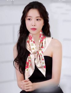 高版本 Lv官网同步 双面同色 太阳花朵系列 太美了 “L家”90典藏方巾通过别致的经典色彩向原创设计致敬 作品未经重新诠释或设计[嘴唇]以简单而忠实的方式呈现