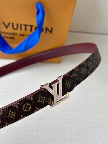 2.0宽Mini Lv 双面腰带以华美皮革和标志性 Monogram 帆布演绎两式风范，为纤细构型融入莹泽 Lv Initiales 金属搭扣