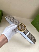 宽度4.0 Cm Gucci Gg Marmont系列每一季都会推陈出新，为灵感源于70年代的标志性gg配件注入现代精髓。这款gg Supreme帆布腰带反面采