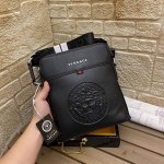 批 霸气原单货 型号：33105 顶级原单货 最新款式正品开模专柜同步。男士霸气斜跨包毛孔清晰可见 实物拍照、无添加任何效果 顶级进口原版头层牛、不是头层牛皮不