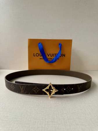 特 本款3.0宽幅腰带以 Monogram 帆布和皮革分饰两面，闪耀金属 Lv Initiales 搭扣的瞩目意味。悠闲格调适宜搭配牛仔着装 - 点击图像关闭