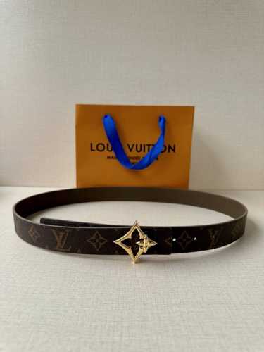 特 本款3.0宽幅腰带以 Monogram 帆布和皮革分饰两面，闪耀金属 Lv Initiales 搭扣的瞩目意味。悠闲格调适宜搭配牛仔着装