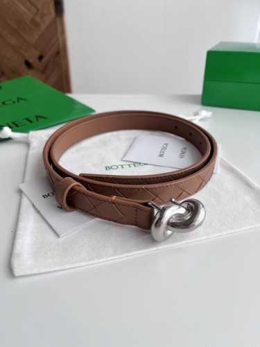 Bv 2025最新款女士编织腰带 纯手工Intreccio大格子编织 双面意大利小牛皮搭配绳结设计微复古银色搭扣 可活动皮环 皮带宽度2Cm 颜色: 土黄色