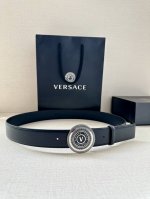 特 宽度3.8Cm Versace Jeans Couture 牛皮革V-Emblem板扣式皮带、饰有La Greca彰显个性设计。该铆钉腰带饰有La Grec