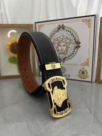 品名 Versace.范思哲 材质 原单牛皮腰带 百分百头层牛皮腰带保证真皮 24K纯钢扣 专柜原单品质 做工精细 时尚大牌 送人自用首选 包装 请认准如图专柜 - 点击图像关闭