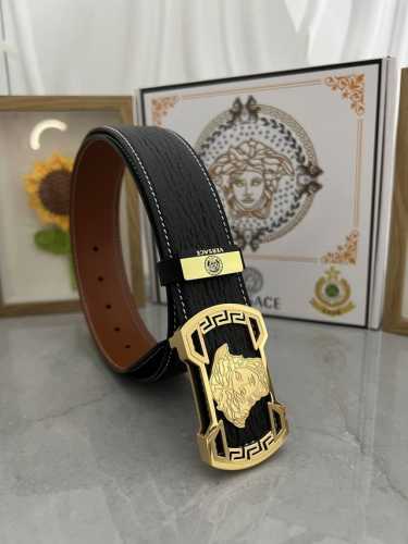 品名 Versace.范思哲 材质 原单牛皮腰带 百分百头层牛皮腰带保证真皮 24K纯钢扣 专柜原单品质 做工精细 时尚大牌 送人自用首选 包装 请认准如图专柜
