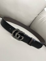 特 双面经典热压款 3.7双面腰带，一侧为Gucci Signature皮革，反面一侧为单色皮革。配以互扣式双G带扣