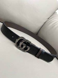 特 双面经典热压款 3.7双面腰带，一侧为Gucci Signature皮革，反面一侧为单色皮革。配以互扣式双G带扣