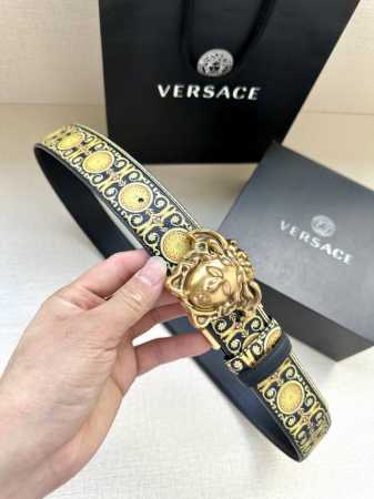 宽度4.0Cm Versace 范思哲 此款Palazzo腰带采用牛皮革面料制作，并饰有Le Pop Classique图案印花和标志性的旋转尾夹 美杜莎五金配 - 点击图像关闭