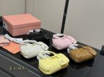 升级版配盒 Size：20*11Cm Miumiu保龄球 迷你包 包包甜度刚好！ 很难不爱啊啊！ 可手拎也可斜挎 绝对不是小废包哦容量足足的~~ 出场就是Miu