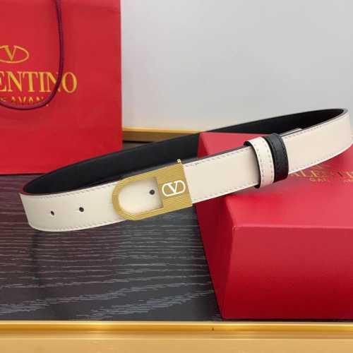 牛皮革腰带，复古黄铜做旧效果处理金属扣环，饰以珐琅 Vlogo Signature 细节 宽度：3.0Cm