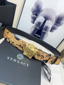 范思哲versace此款醒目个性的腰带采用皮革制成，饰有Barocco 660印花，搭配一枚La Medusa搭扣。4.0cm宽，