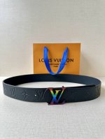 本款 Damier Lv 40 毫米双面腰带做工精良，风格经典。深色牛皮革皮带与 Lv 字母搭扣优雅相称，与精心镂刻的 Damier 图案相得益彰。气质优雅，可